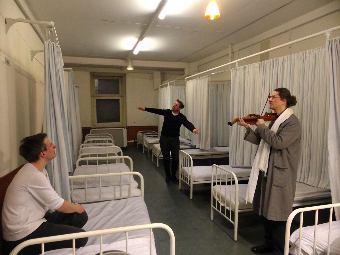 Scène de théâtre archive noir et blanc en milieu hospitalier
